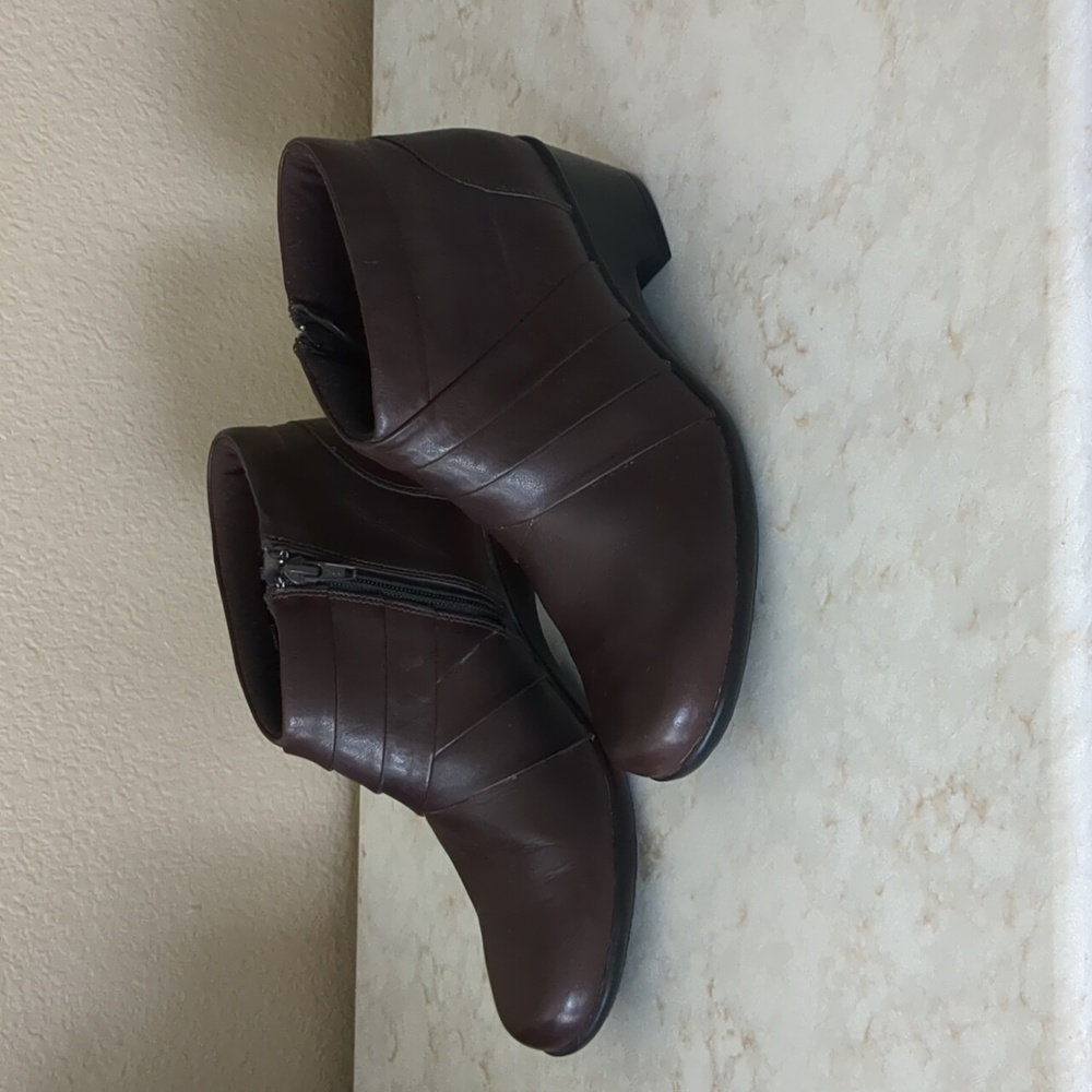 Clarks Collection Brown Leather Zip Ankle Boots Womens Size 9.5
